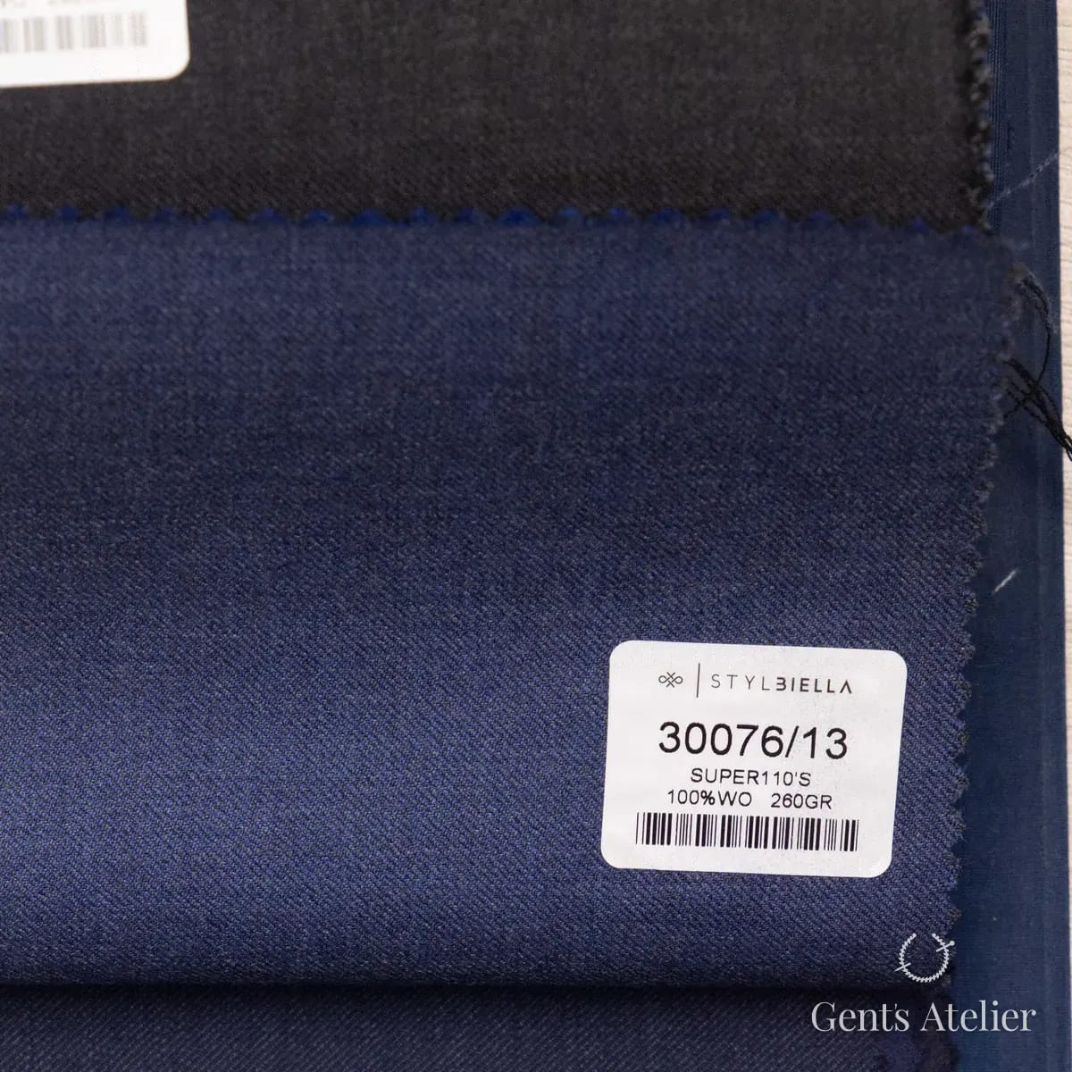Образец ткани Stylbiella 30076/13 с этикеткой, синий