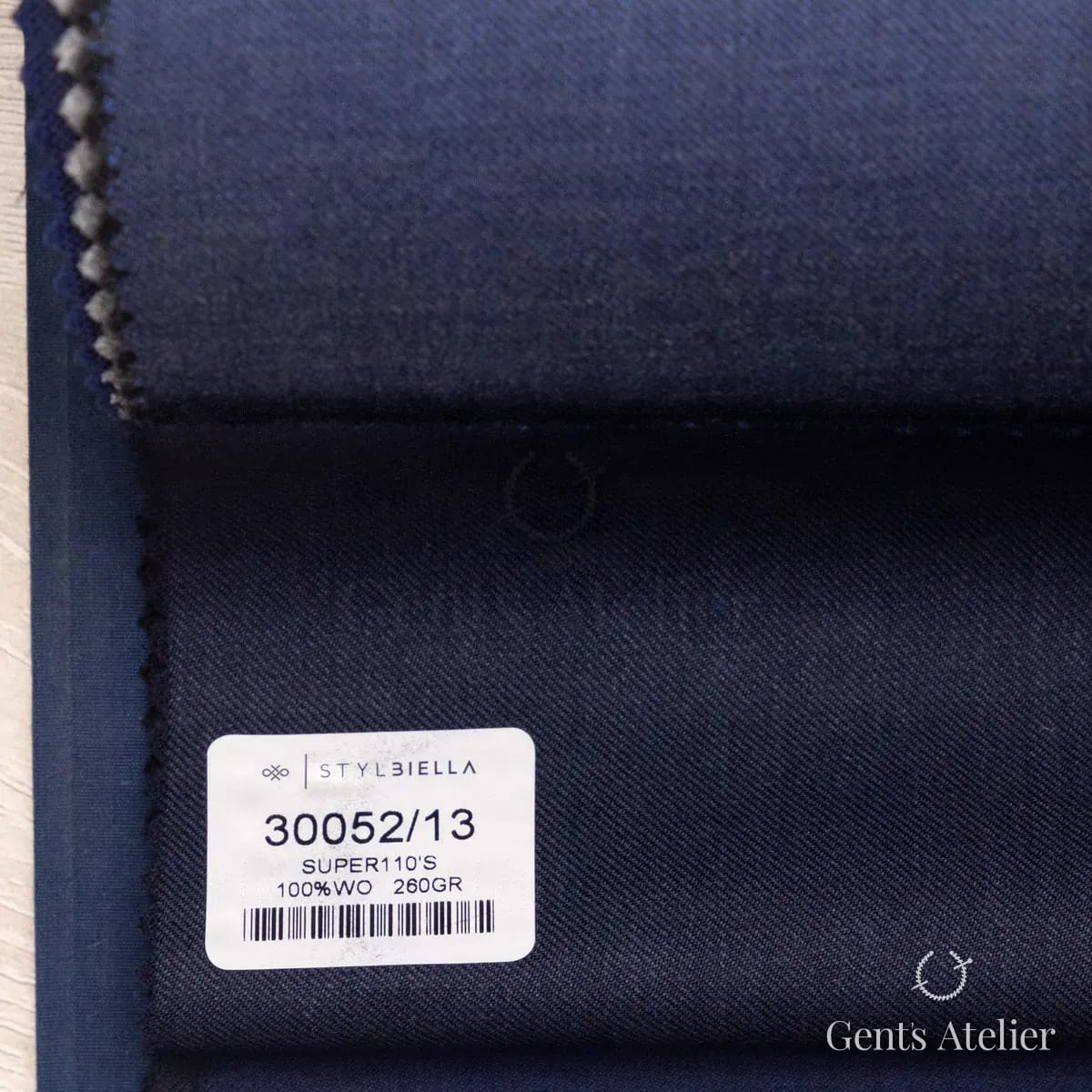 Образец ткани Stylbiella 30052/13 с этикеткой, тёмно-синий