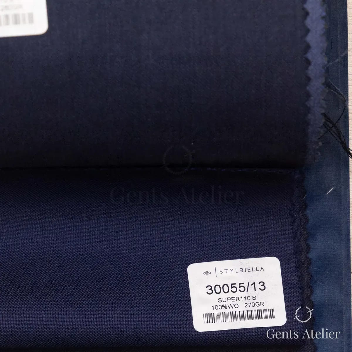 Образец ткани Stylbiella 30055/13 с этикеткой, тёмно-синий
