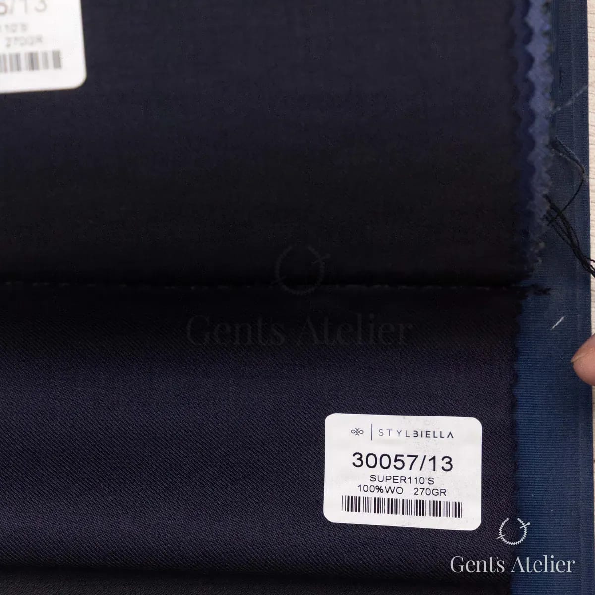 Образец ткани Stylbiella 30057/13 с этикеткой, тёмно-синий