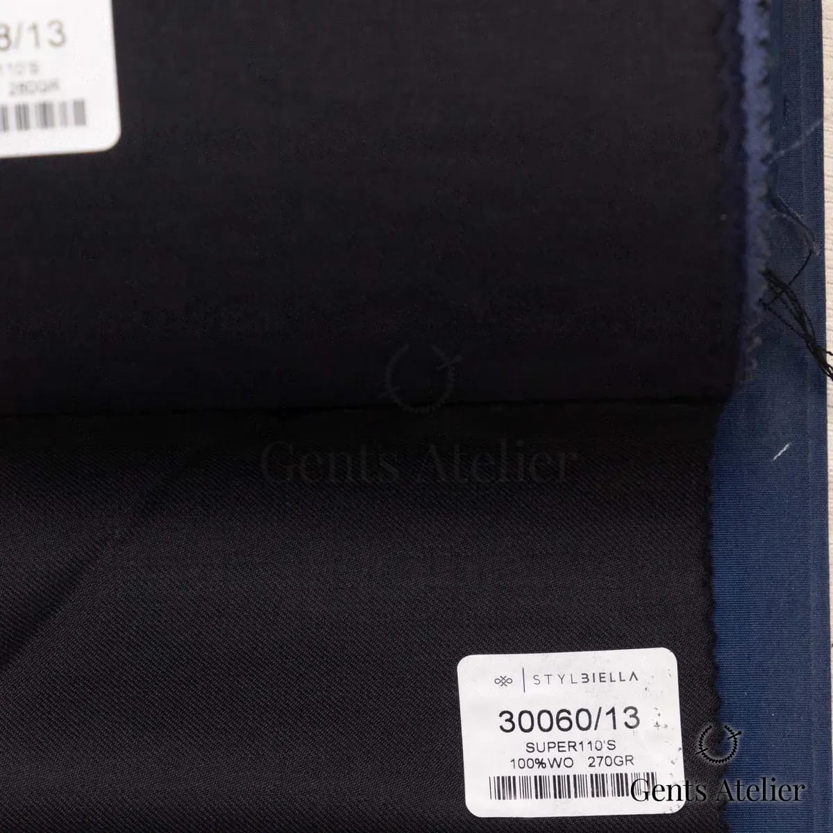Образец ткани Stylbiella 30060/13 с этикеткой, тёмно-синий