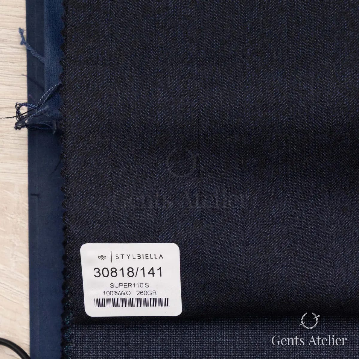 Образец ткани Stylbiella 30818/141 с этикеткой, тёмно-синий