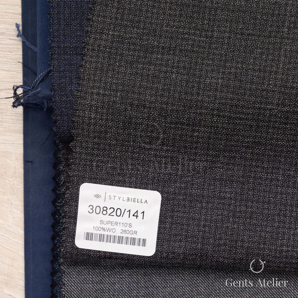 Образец ткани Stylbiella 30820/141 с этикеткой, угольный