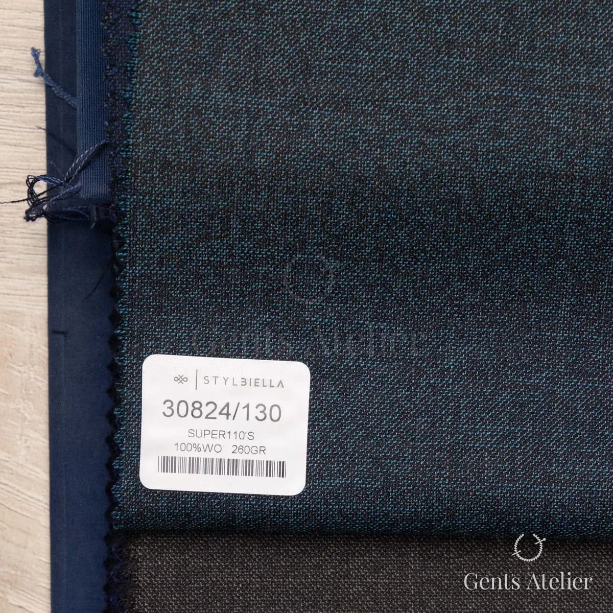 Образец ткани Stylbiella 30824/130 с этикеткой, тёмно-синий