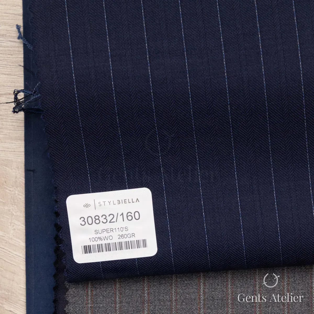 Образец ткани Stylbiella 30832/160 с этикеткой