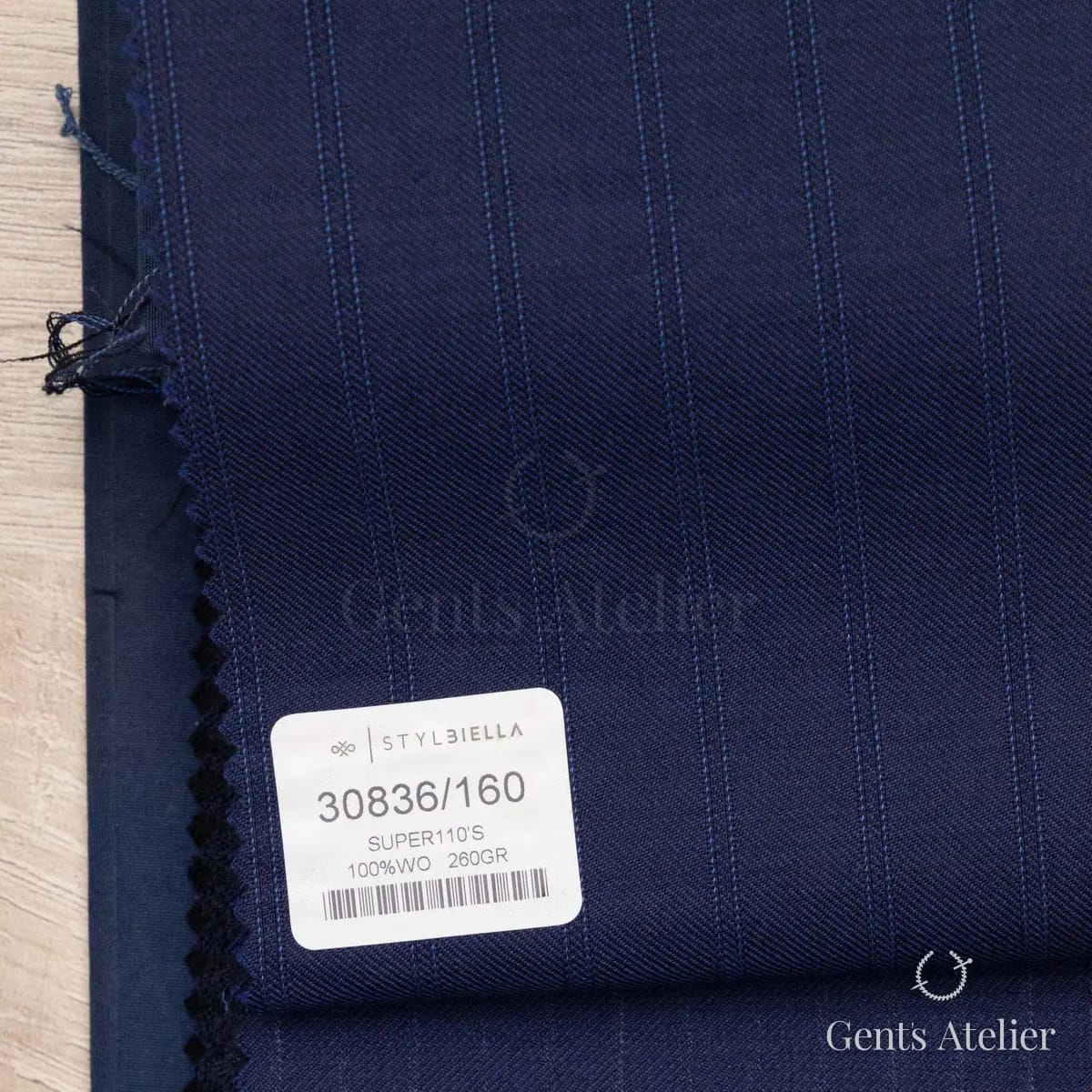Образец ткани Stylbiella 30836/160 с этикеткой, тёмно-синий