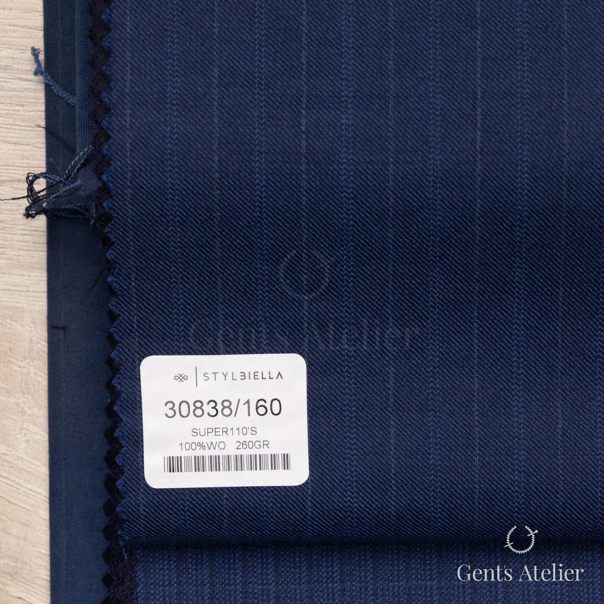 Образец ткани Stylbiella 30838/160 с этикеткой, тёмно-синий