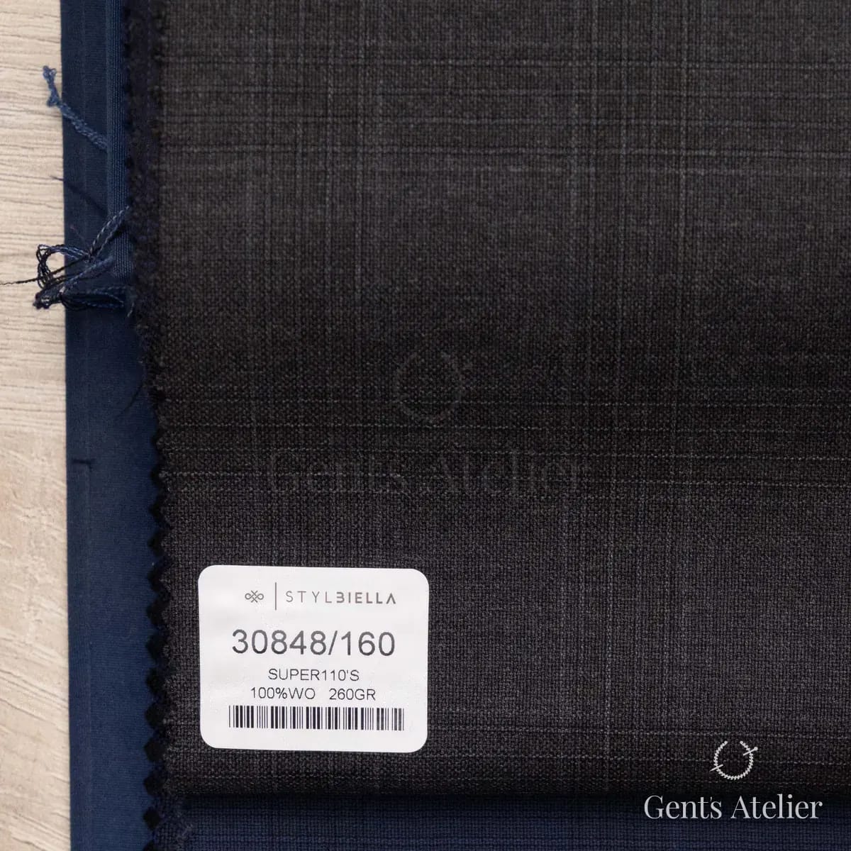 Образец ткани Stylbiella 30848/160 с этикеткой, угольный