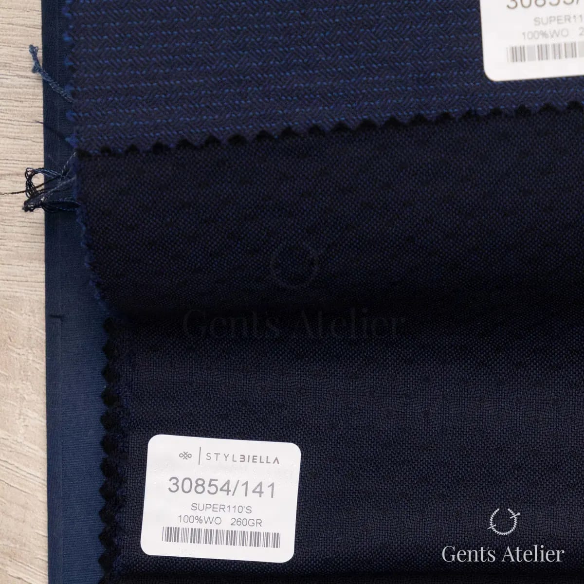 Образец ткани Stylbiella 30854/141 с этикеткой, тёмно-синий