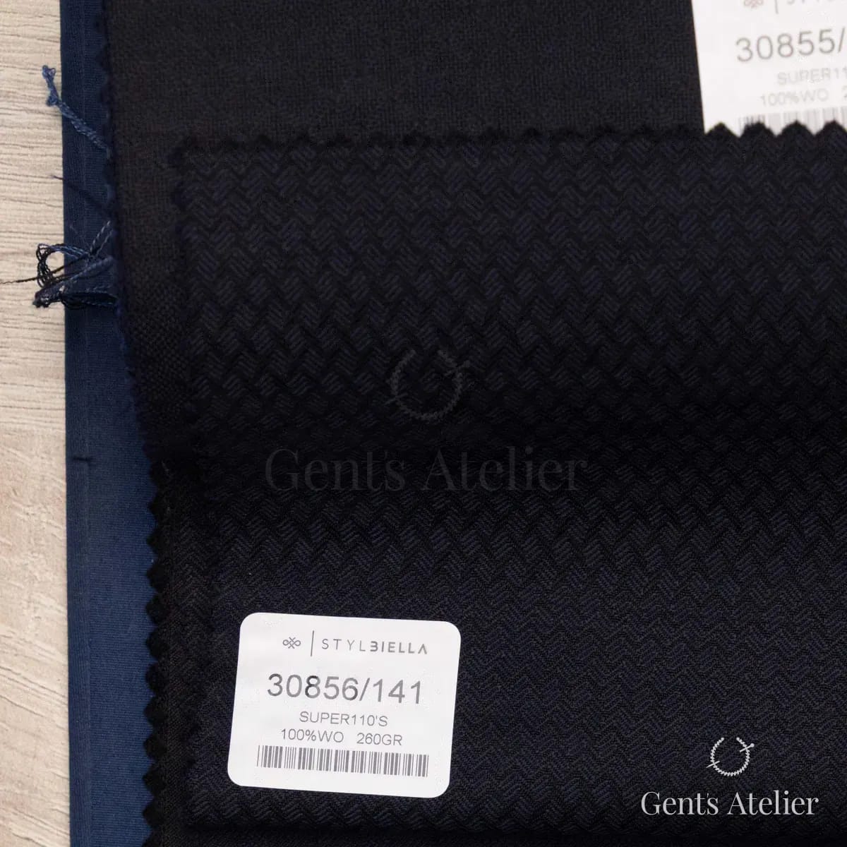 Образец ткани Stylbiella 30856/141 с этикеткой, тёмно-синий