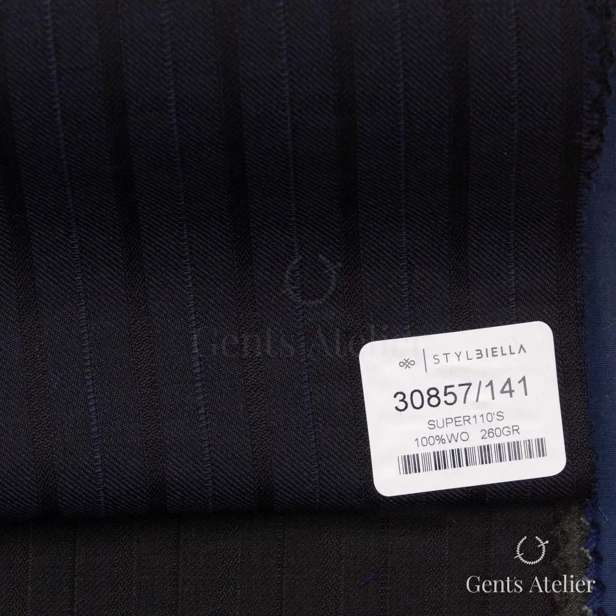 Образец ткани Stylbiella 30857/141 с этикеткой, тёмно-синий