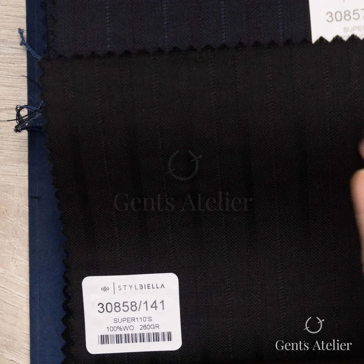 Образец ткани Stylbiella 30858/141 с этикеткой, чёрный