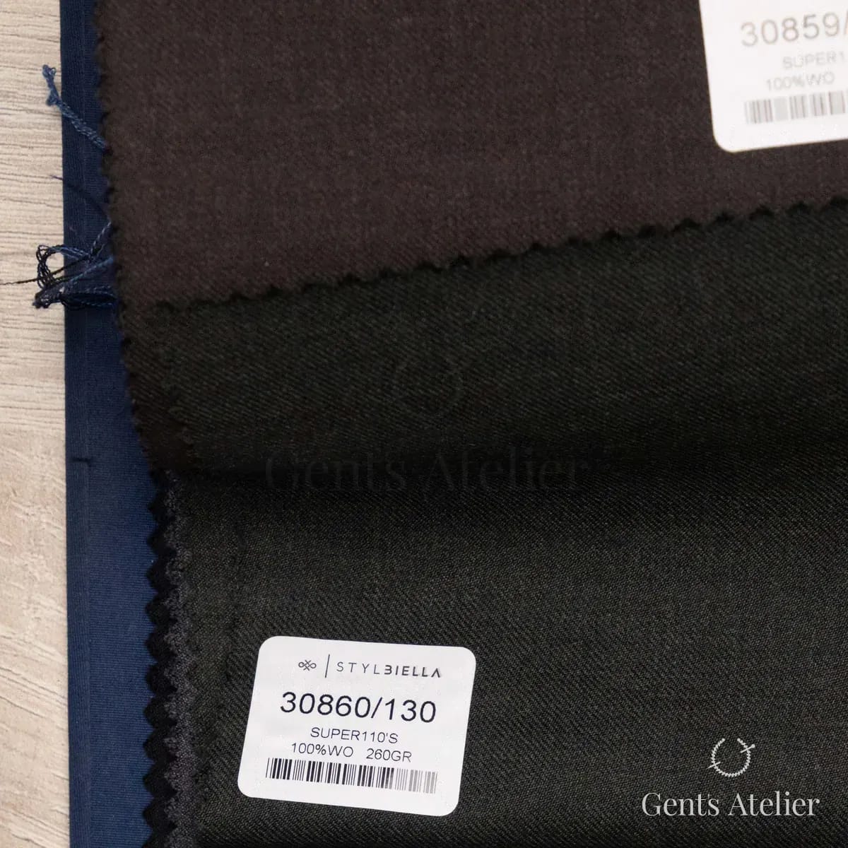 Образец ткани Stylbiella 30860/130 с этикеткой, тёмно-коричневый