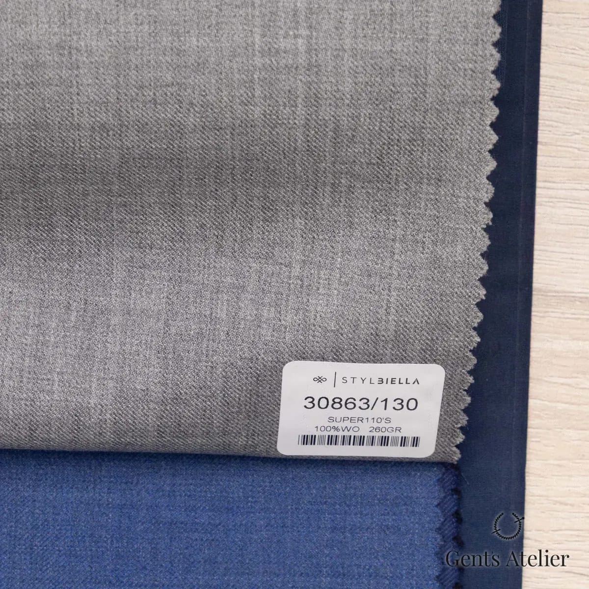Образец ткани Stylbiella 30863/130 с этикеткой, светло-серый