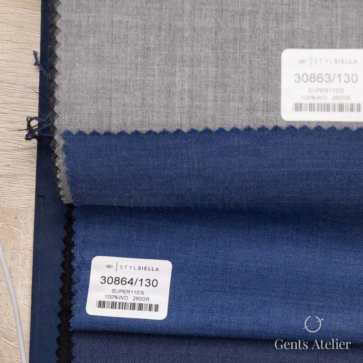 Образец ткани Stylbiella 30864/130 с этикеткой, тёмно-синий