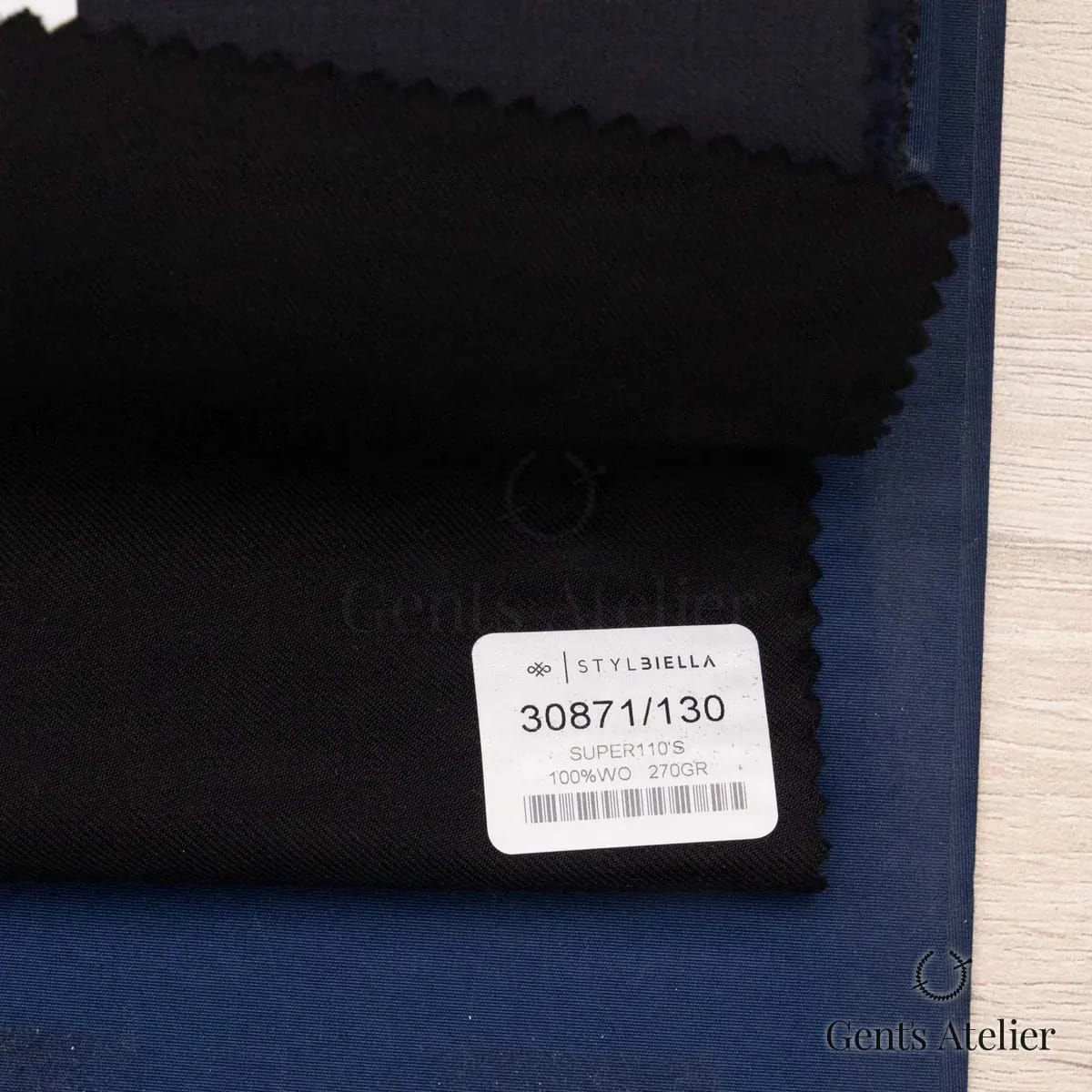 Образец ткани Stylbiella 30871/130 с этикеткой, чёрный
