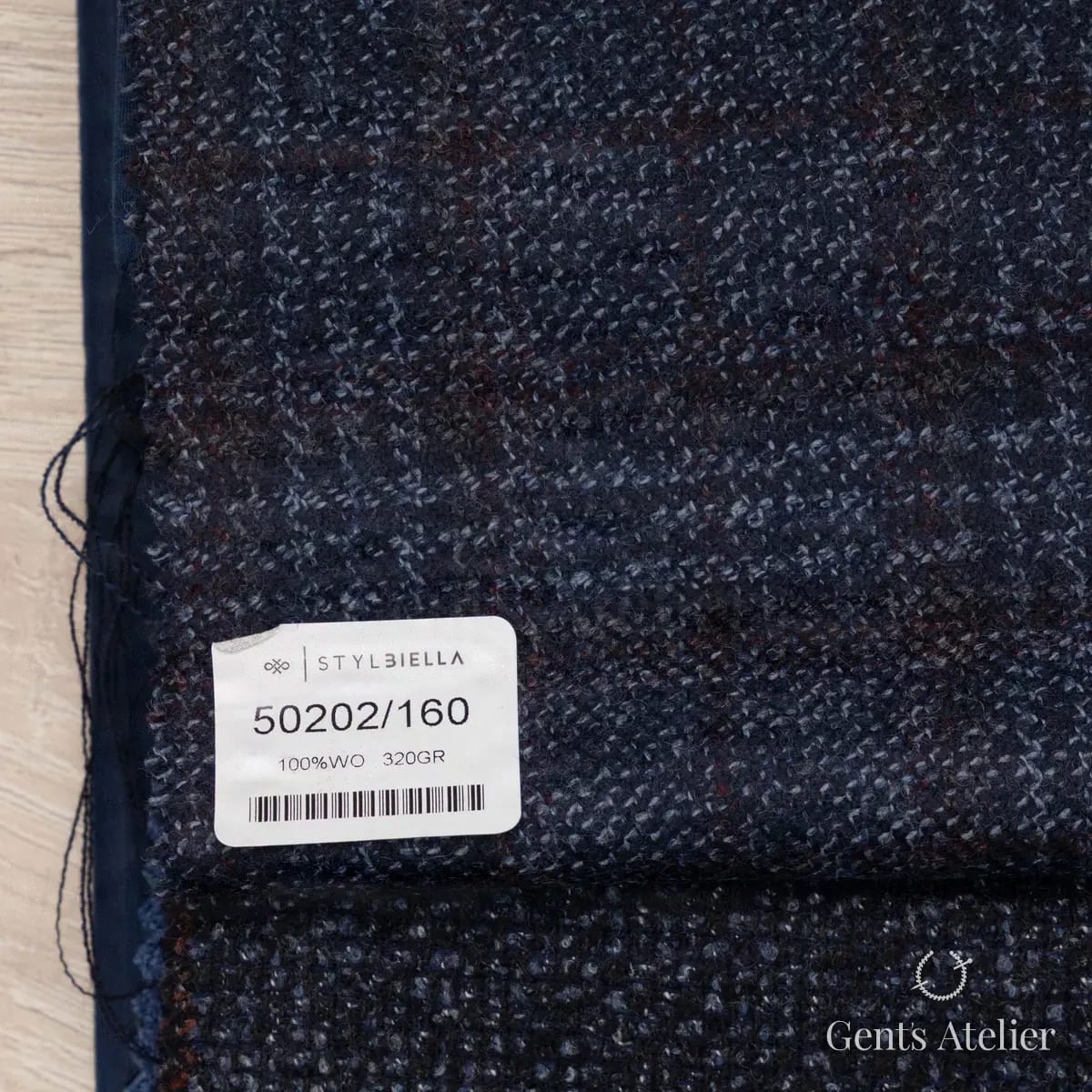 Образец ткани Stylbiella 50202/160 с этикеткой, тёмно-синий