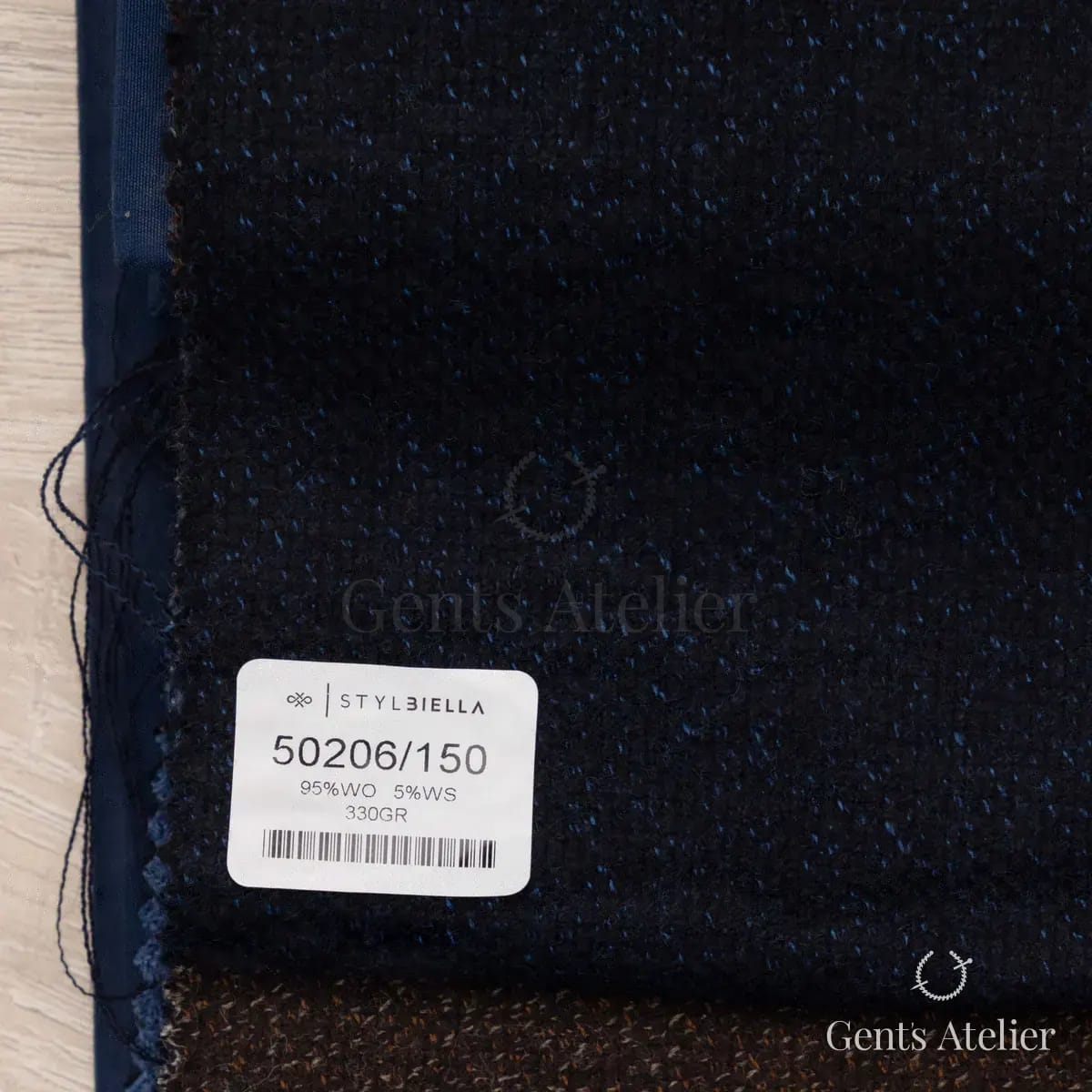 Образец ткани Stylbiella 50206/150 с этикеткой, тёмно-синий