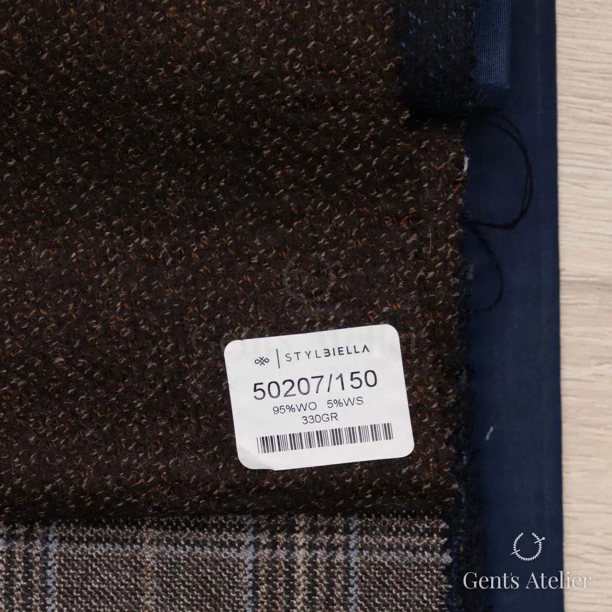 Образец ткани Stylbiella 50207/150 с этикеткой, тёмно-коричневый