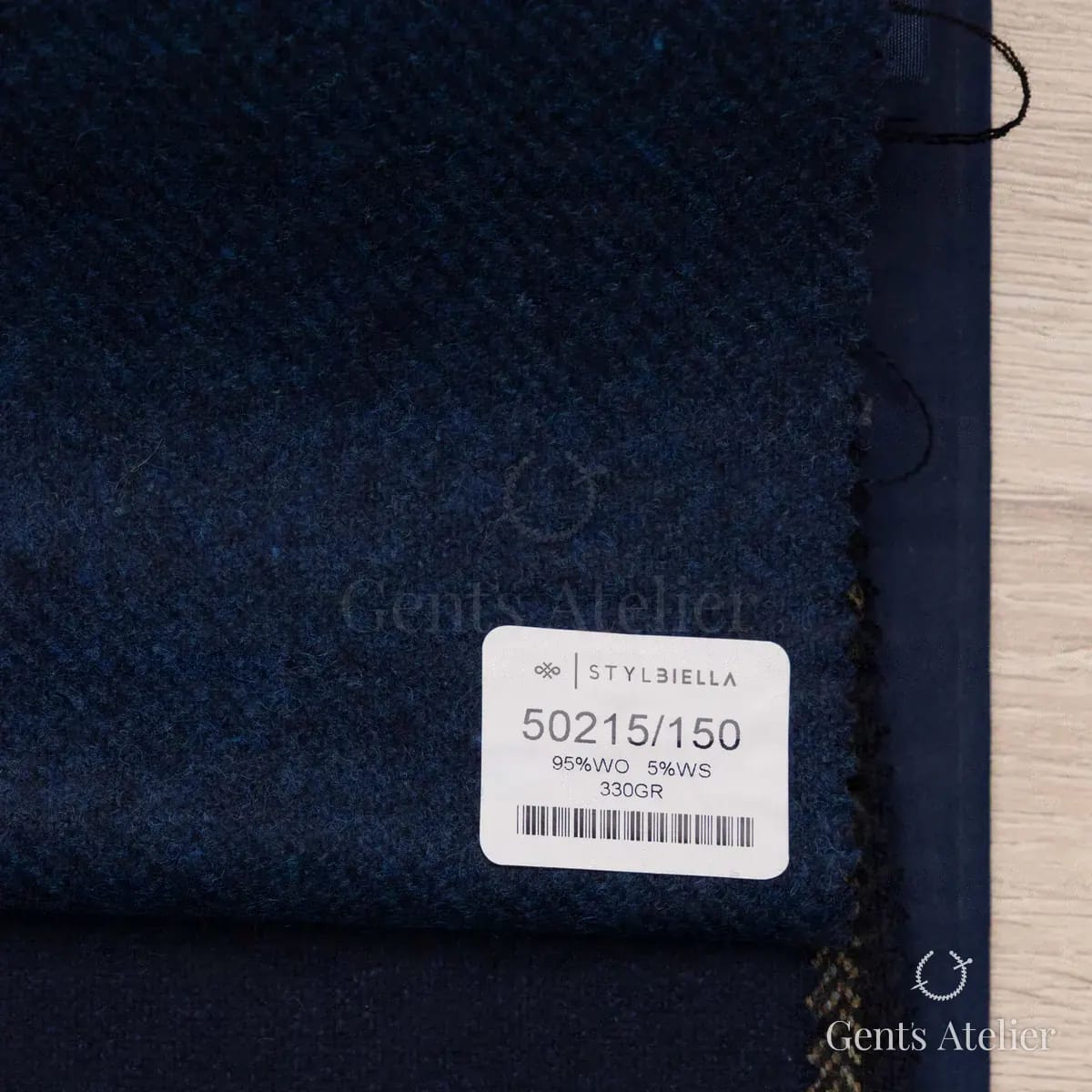 Образец ткани Stylbiella 50215/150 с этикеткой, тёмно-синий