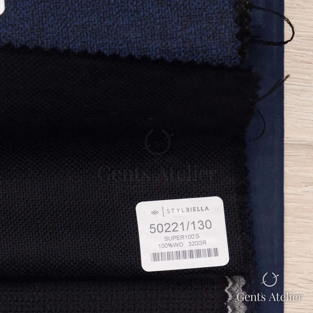 Образец ткани Stylbiella 50221/130 с этикеткой, тёмно-синий