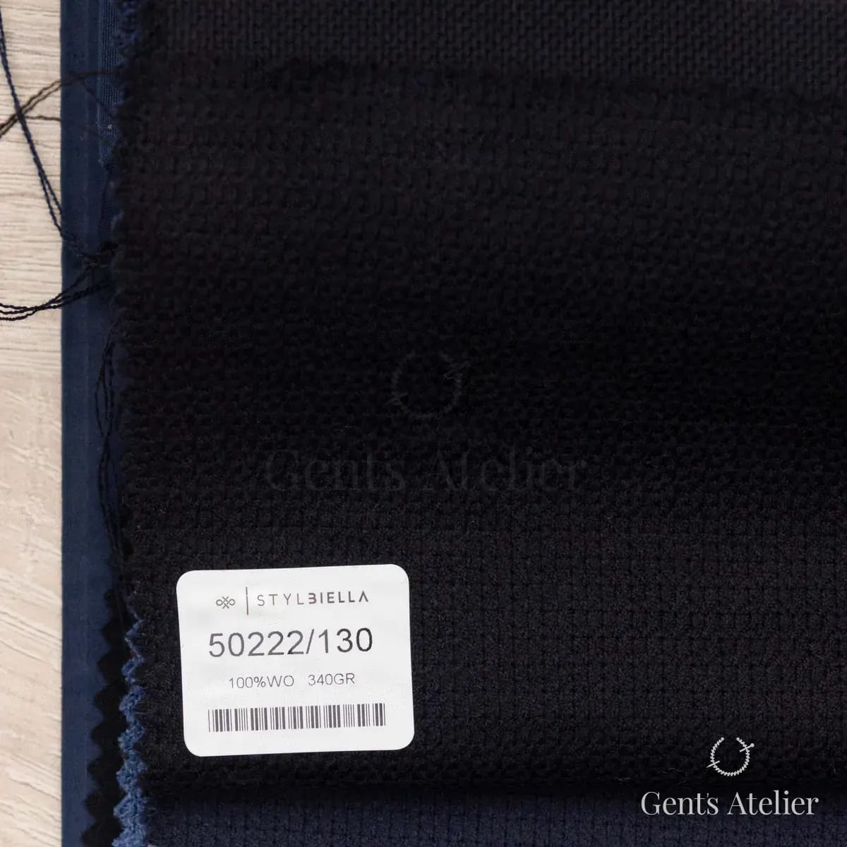 Образец ткани Stylbiella 50222/130 с этикеткой, тёмно-синий
