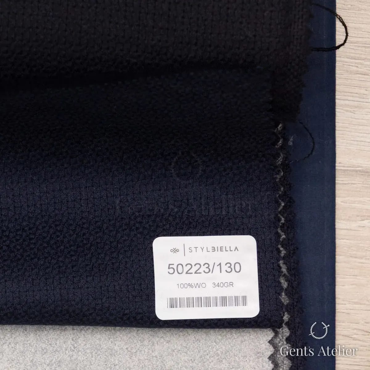Образец ткани Stylbiella 50223/130 с этикеткой, тёмно-синий
