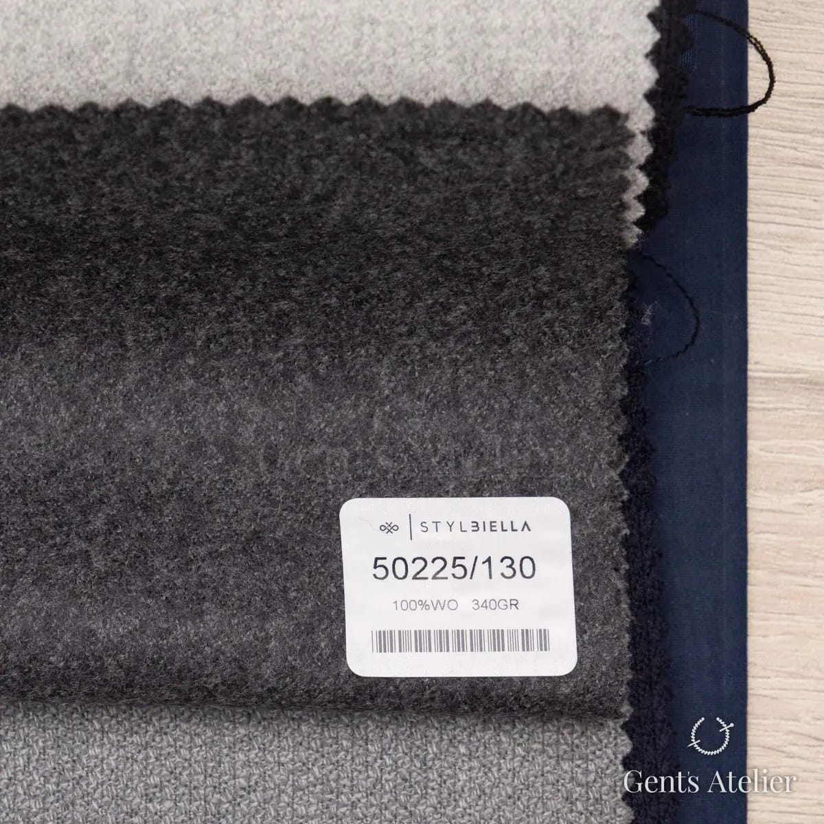 Образец ткани Stylbiella 50225/130 с этикеткой, антрацит