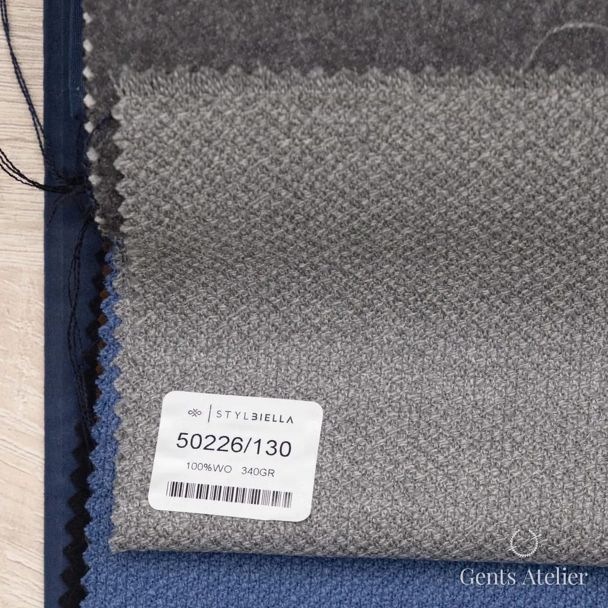 Образец ткани Stylbiella 50226/130 с этикеткой, серый