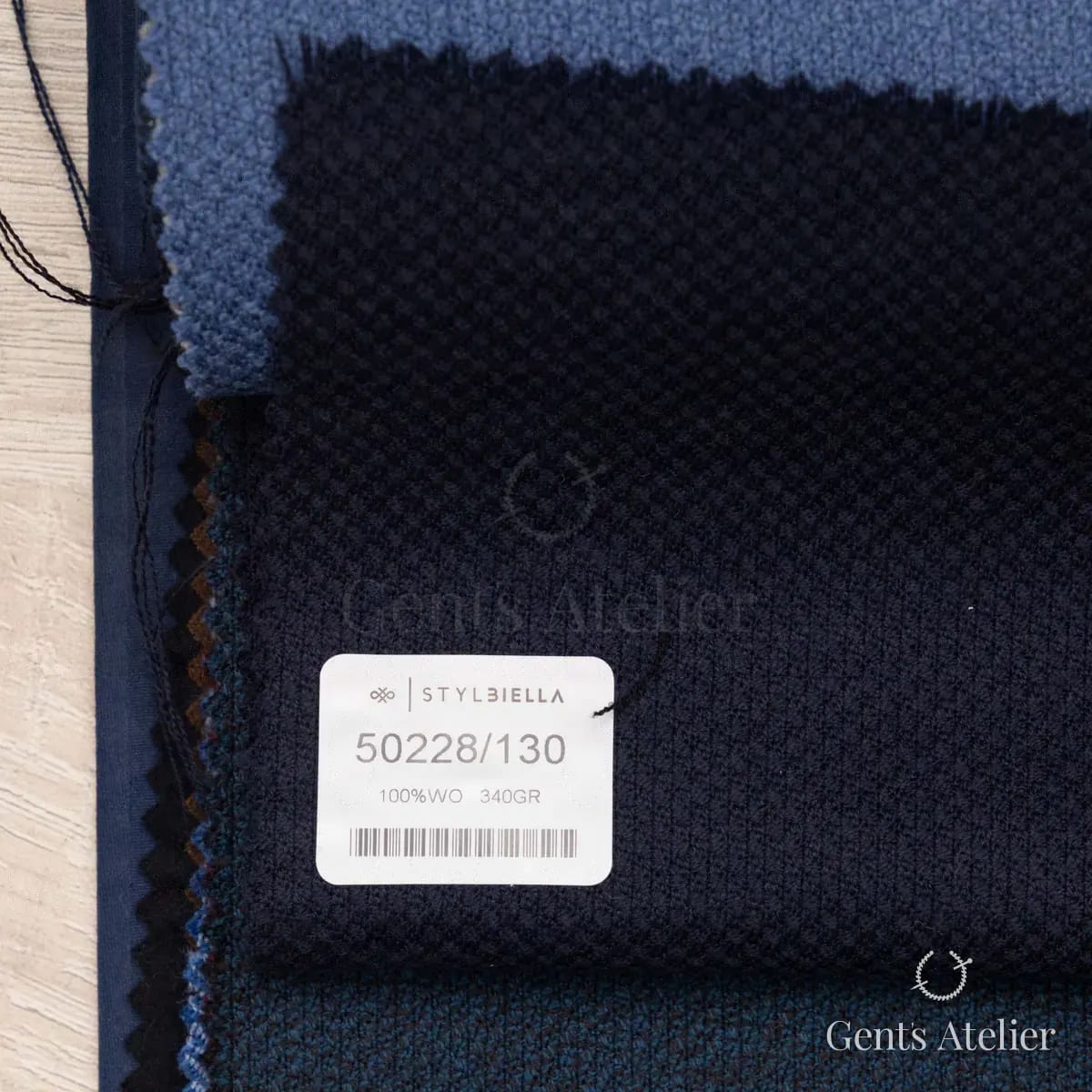 Образец ткани Stylbiella 50228/130 с этикеткой, тёмно-синий