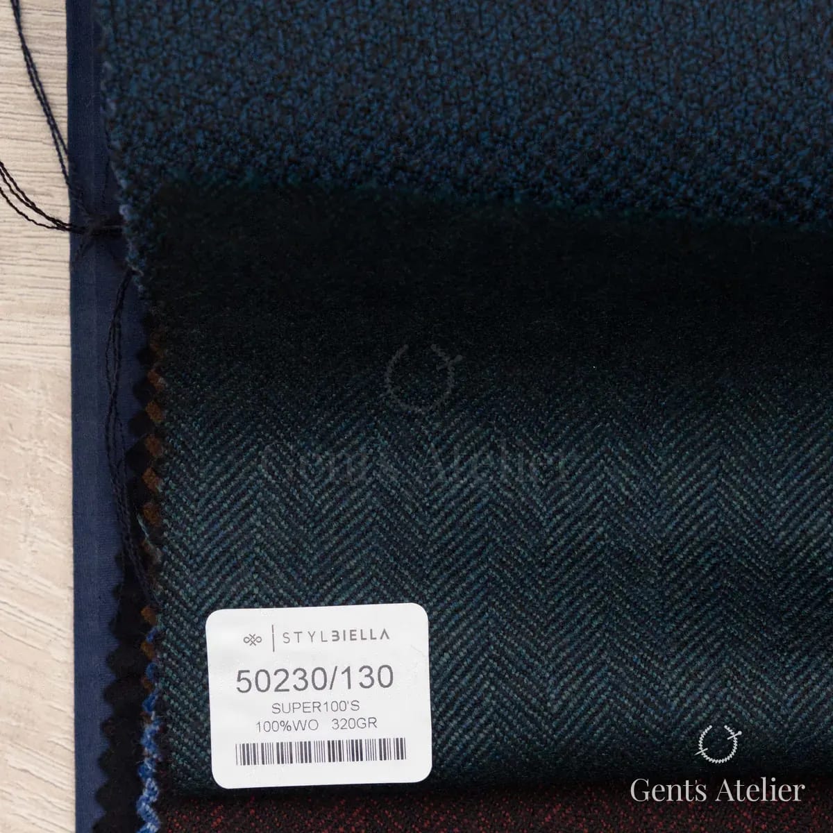 Образец ткани Stylbiella 50230/130 с этикеткой, тёмно-синий