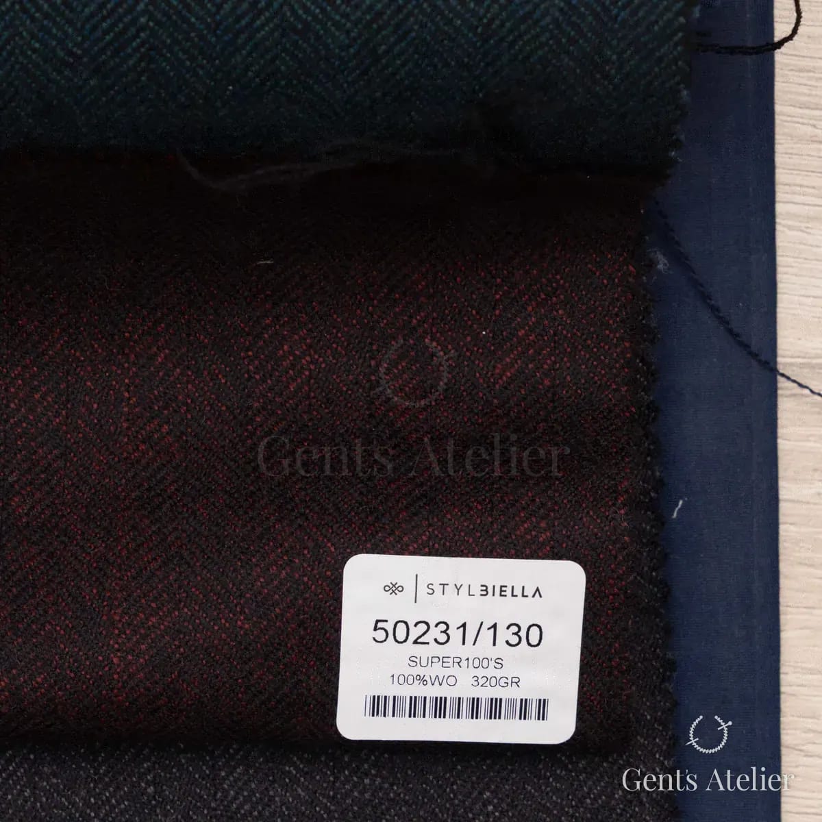 Образец ткани Stylbiella 50231/130 с этикеткой, тёмно-бордовый