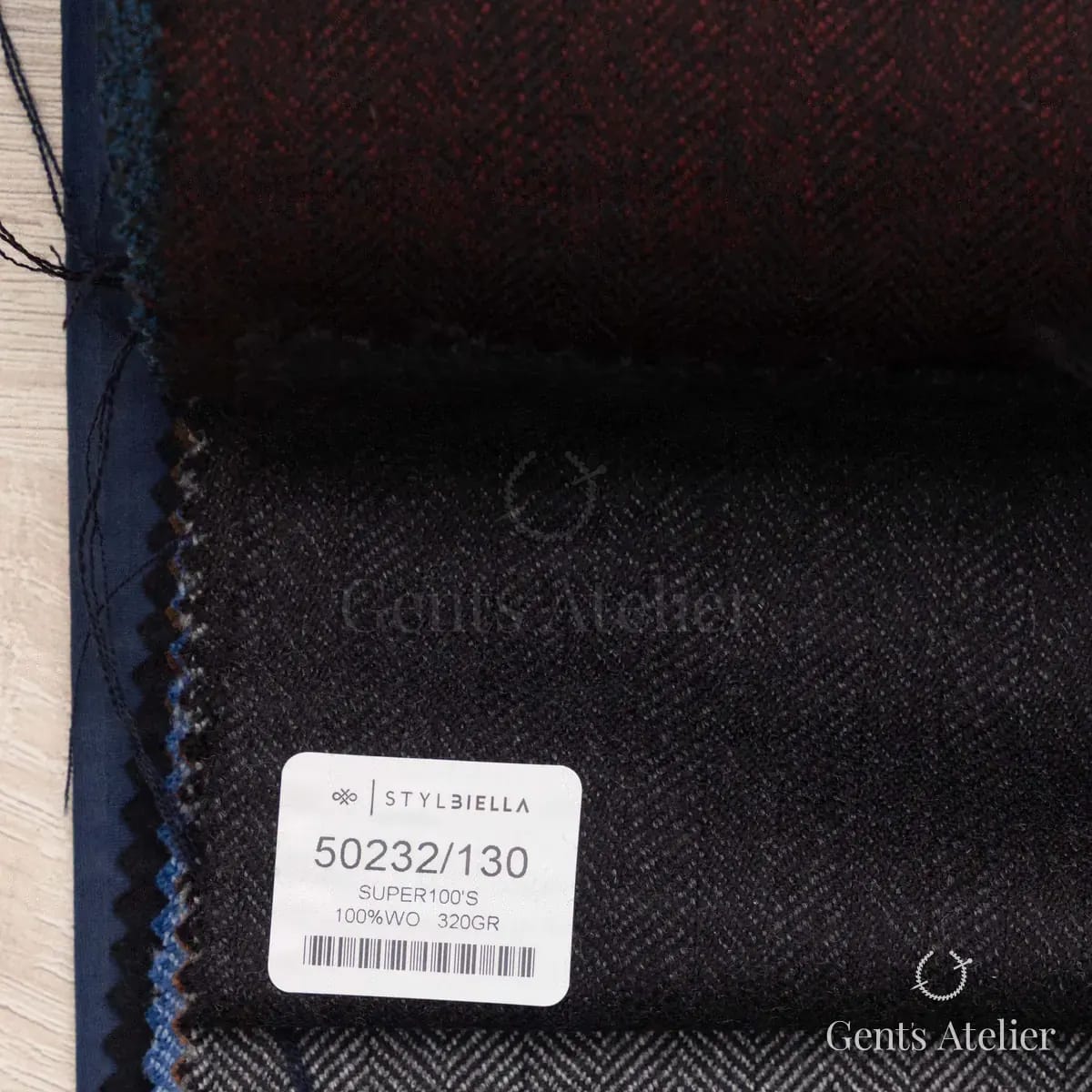 Образец ткани Stylbiella 50232/130 с этикеткой, угольный