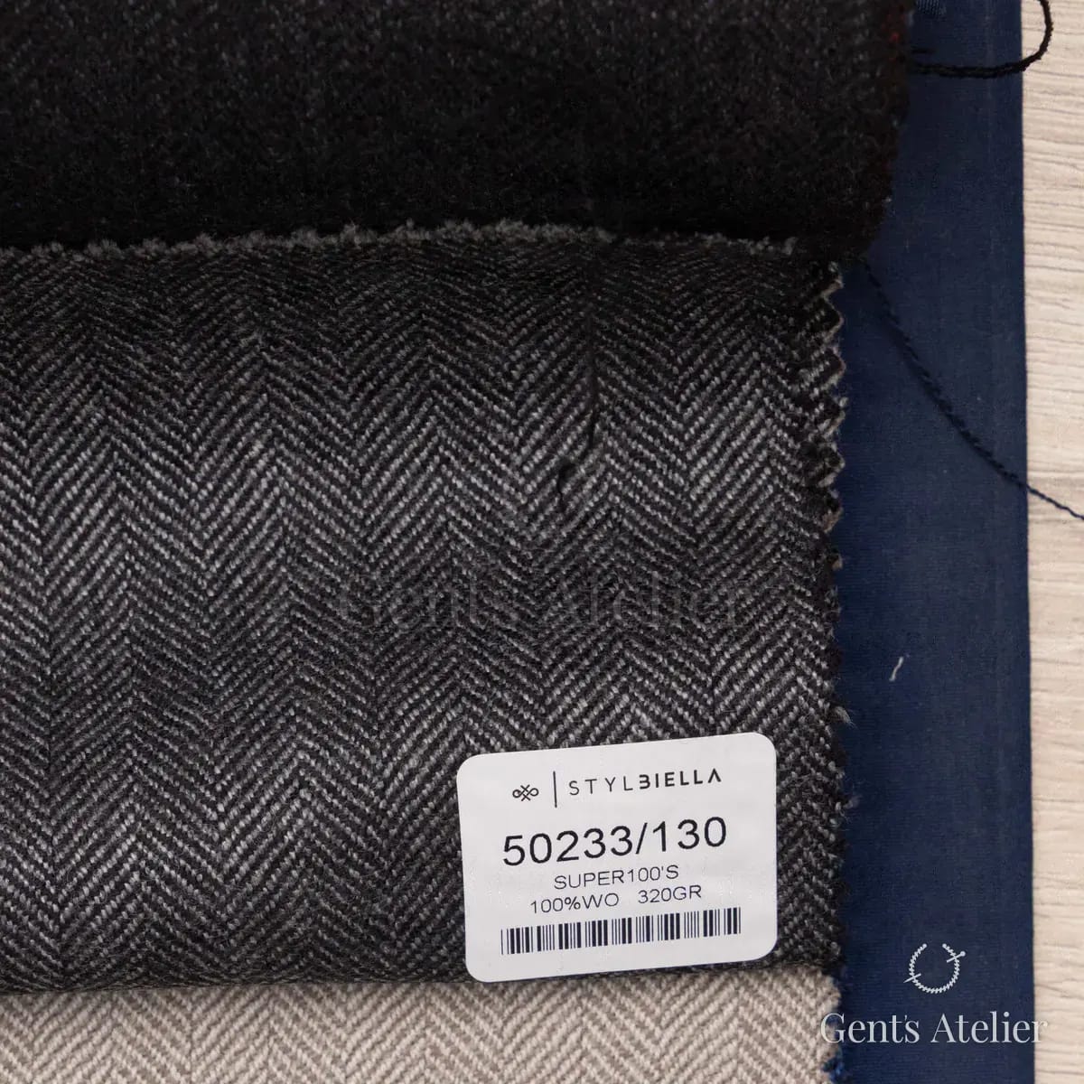 Образец ткани Stylbiella 50233/130 с этикеткой, чёрный