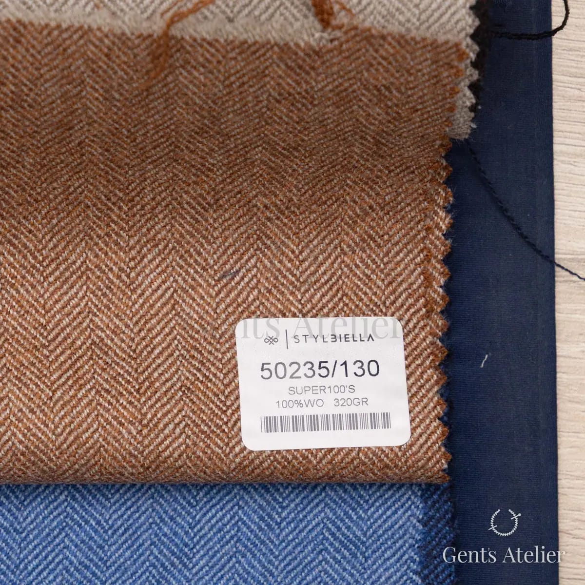 Образец ткани Stylbiella 50235/130 с этикеткой, оранжевый
