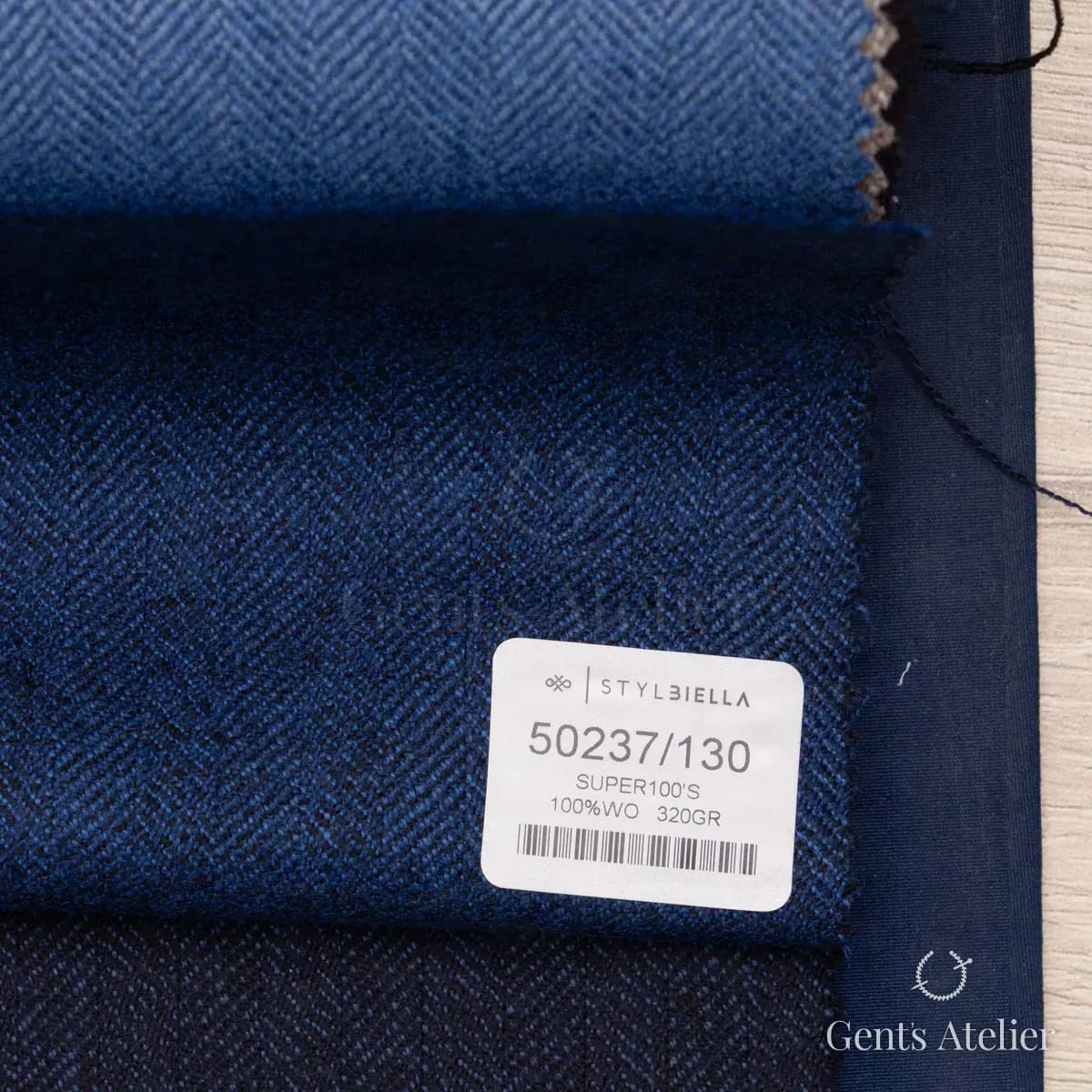 Образец ткани Stylbiella 50237/130 с этикеткой, тёмно-синий