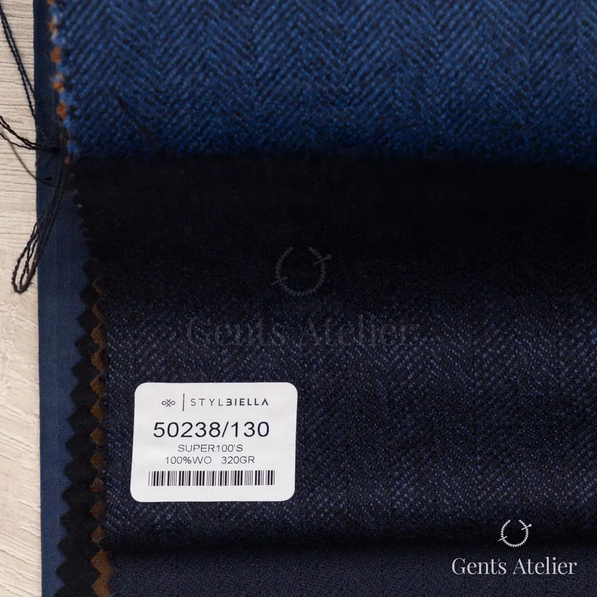 Образец ткани Stylbiella 50238/130 с этикеткой, чёрный