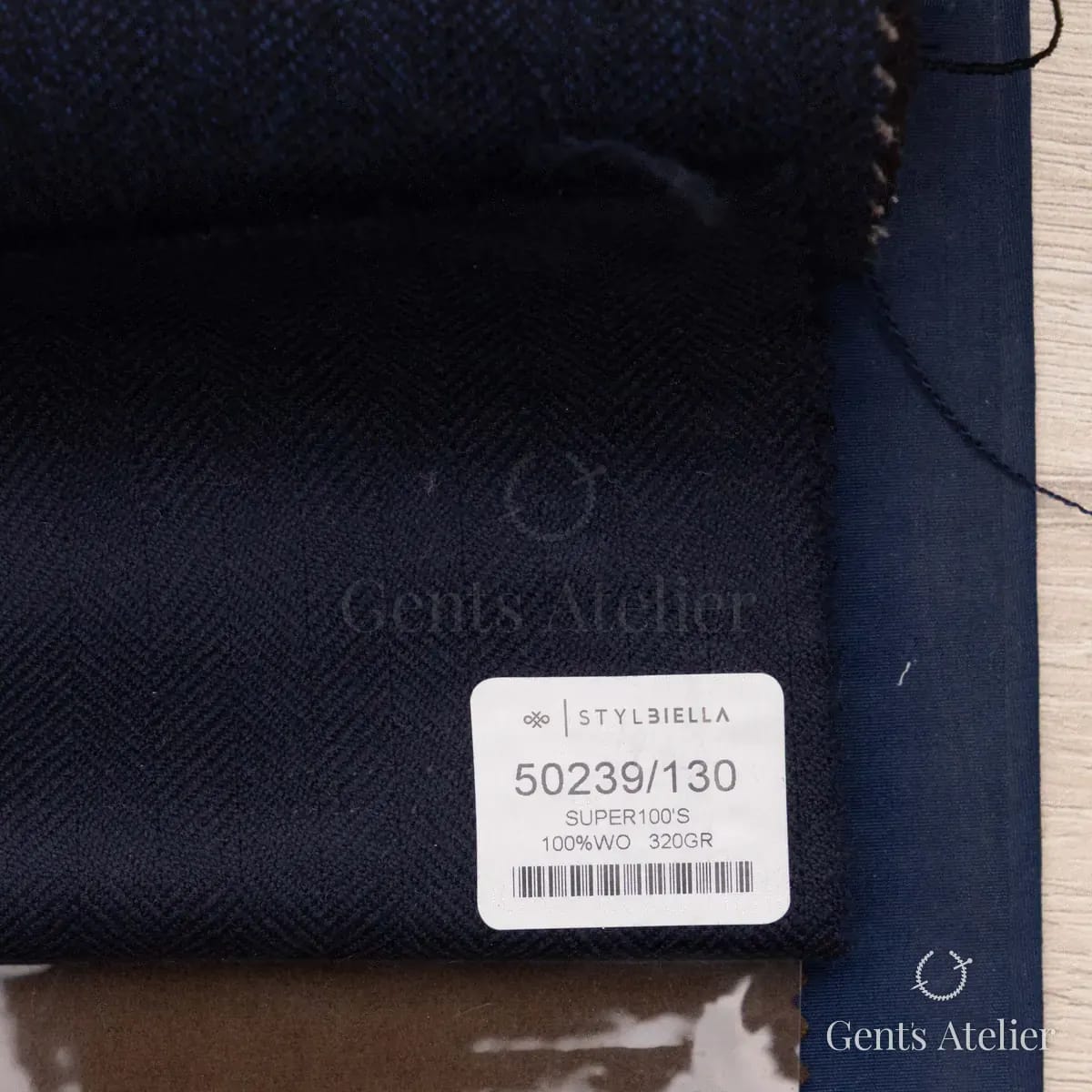 Образец ткани Stylbiella 50239/130 с этикеткой, тёмно-синий