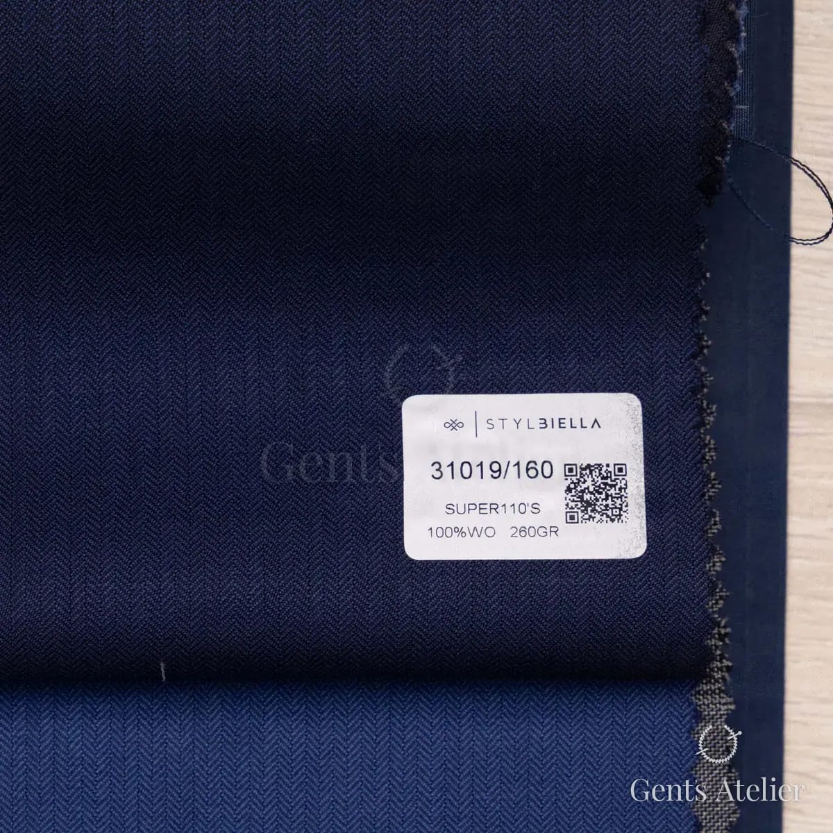 Образец ткани Stylbiella 31019/160 с этикеткой, тёмно-синий
