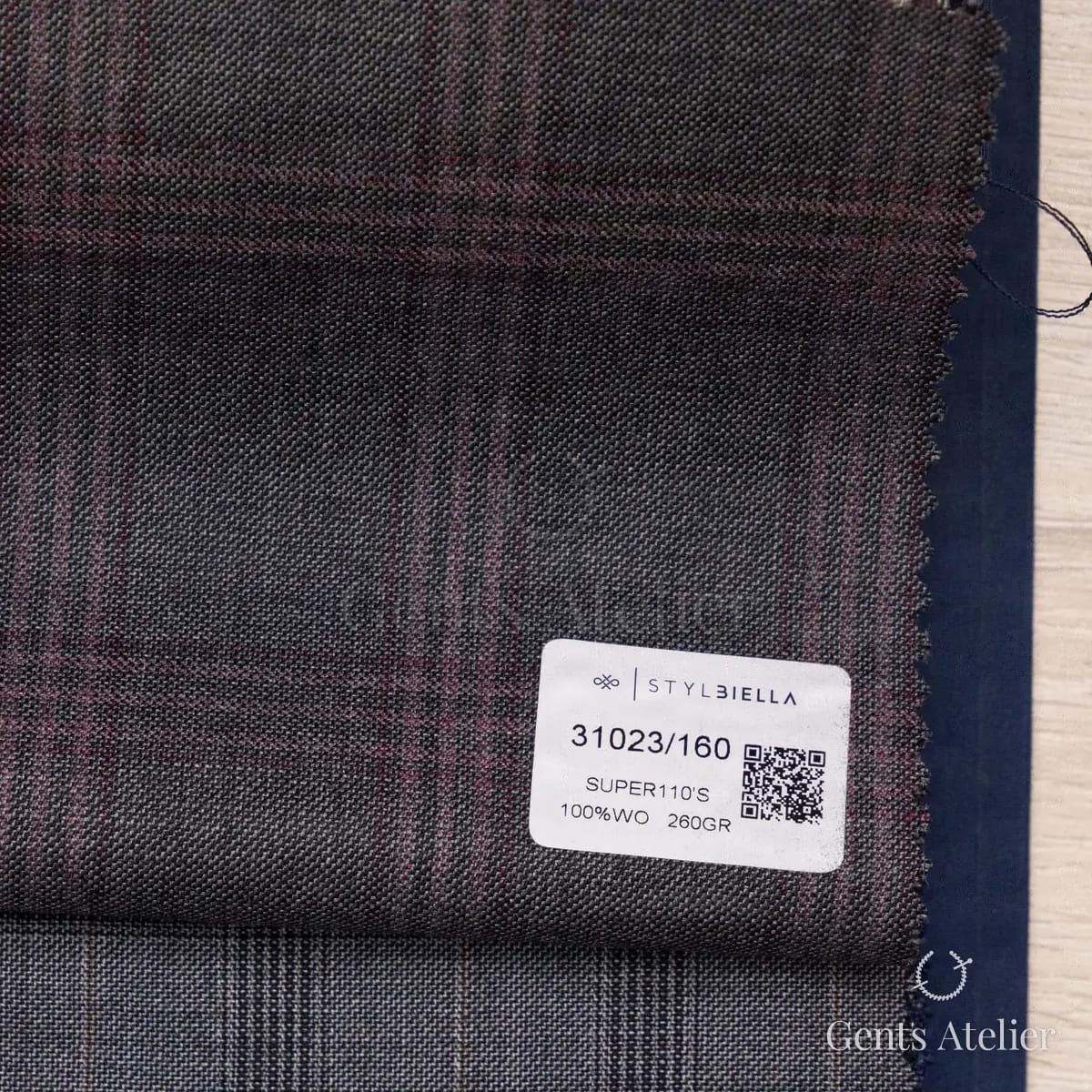 Образец ткани Stylbiella 31023/160 с этикеткой, графитовый