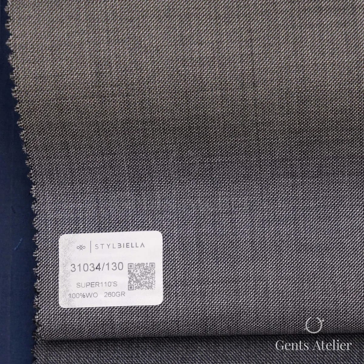 Образец ткани Stylbiella 31034/130 с этикеткой, серый