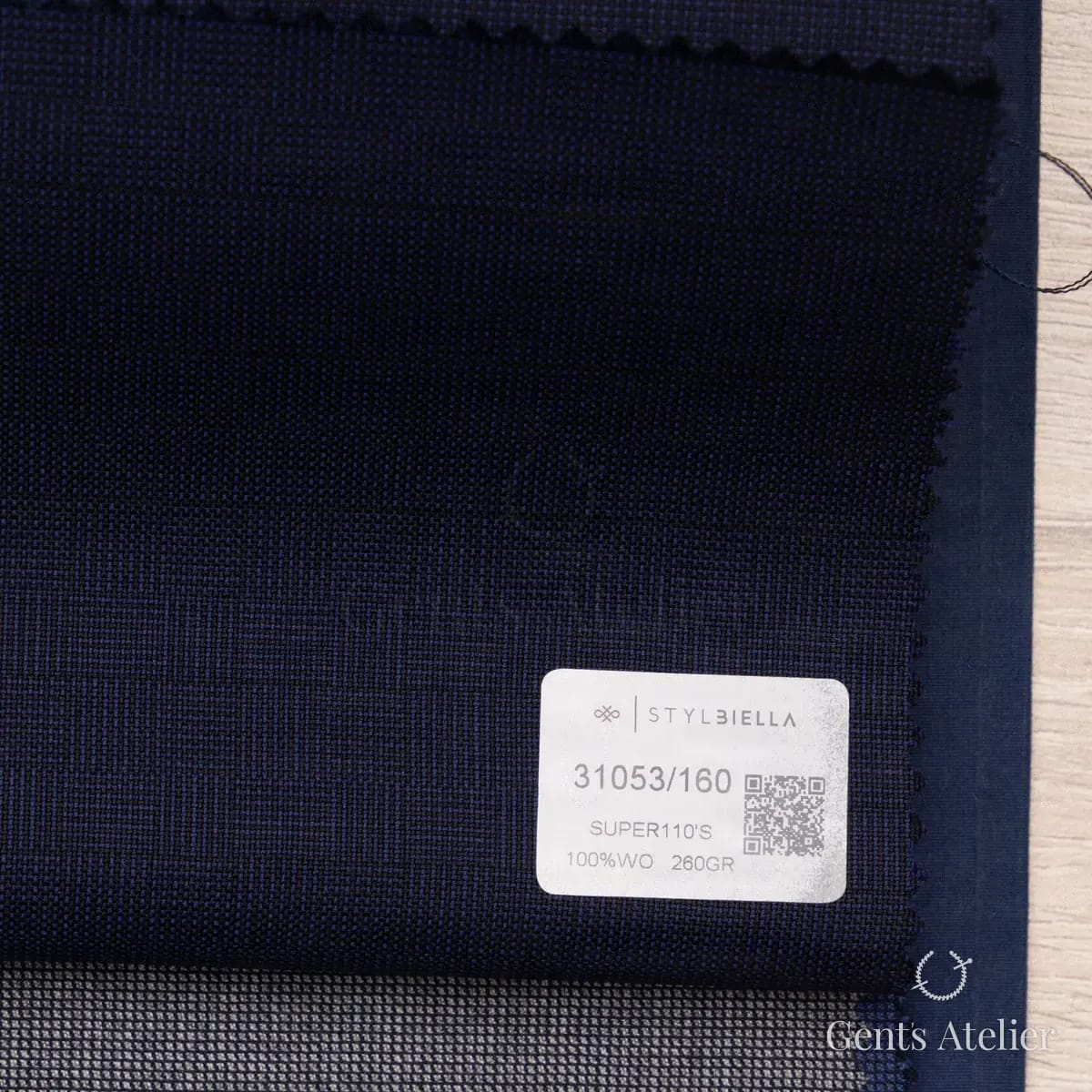 Образец ткани Stylbiella 31053/160 с этикеткой, тёмно-синий