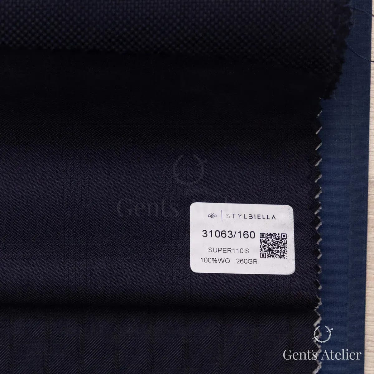Образец ткани Stylbiella 31063/160 с этикеткой, тёмно-синий