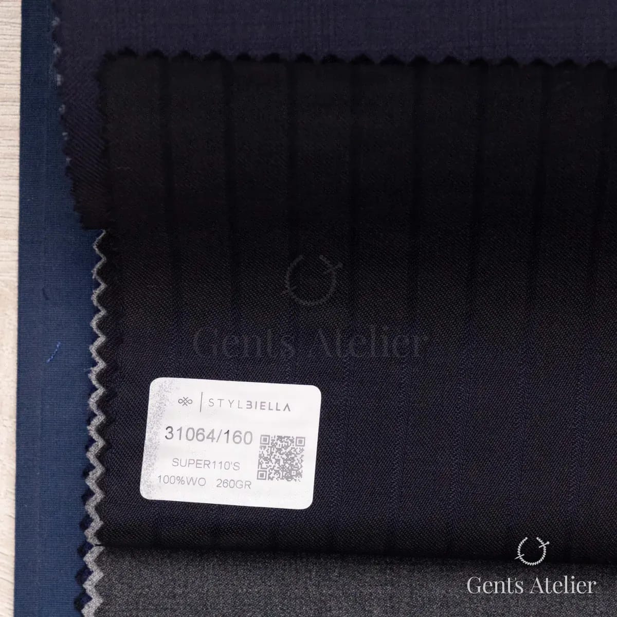 Образец ткани Stylbiella 31064/160 с этикеткой, тёмно-синий