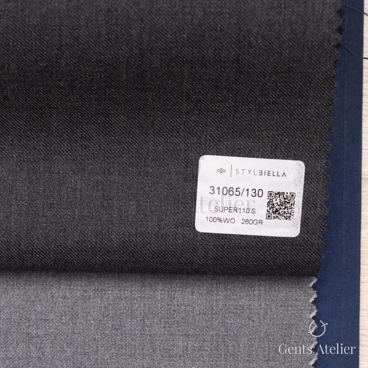 Образец ткани Stylbiella 31065/130 с этикеткой, тёмно-серый