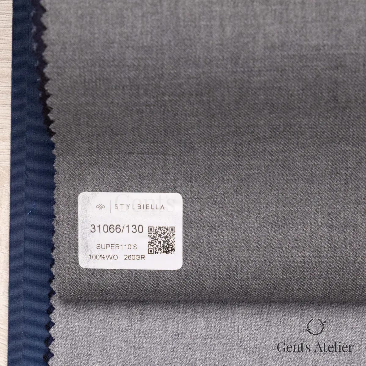 Образец ткани Stylbiella 31066/130 с этикеткой, средне-серый