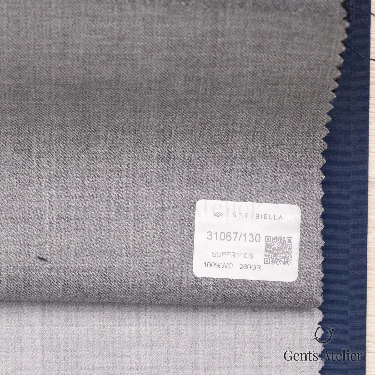 Образец ткани Stylbiella 31067/130 с этикеткой, светло-серый