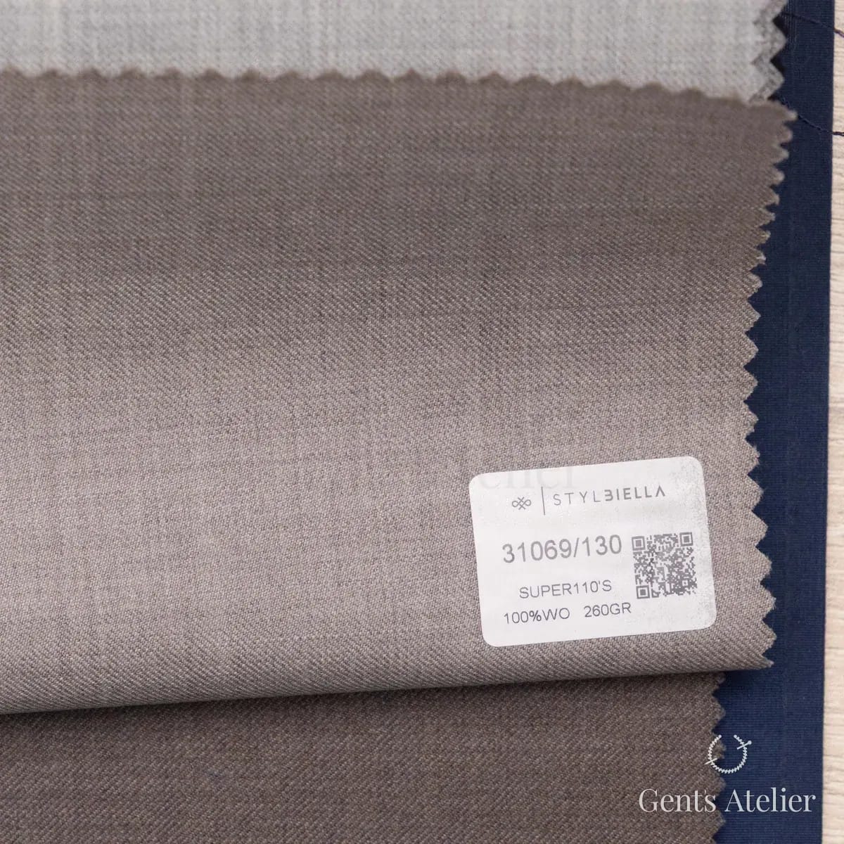 Образец ткани Stylbiella 31069/130 с этикеткой, розовый