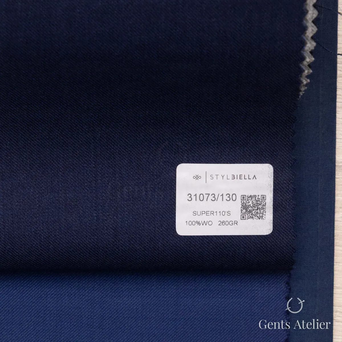 Образец ткани Stylbiella 31073/130 с этикеткой, тёмно-синий