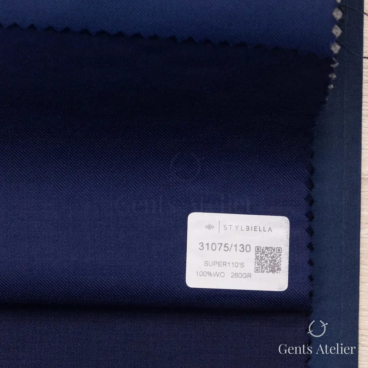 Образец ткани Stylbiella 31075/130 с этикеткой, тёмно-синий